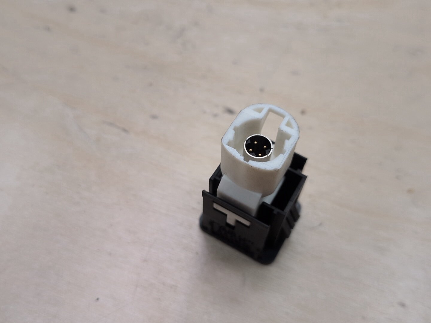 2016-2022 BMW 750i G12 AUX/ USB Charger Port Socket 9229294