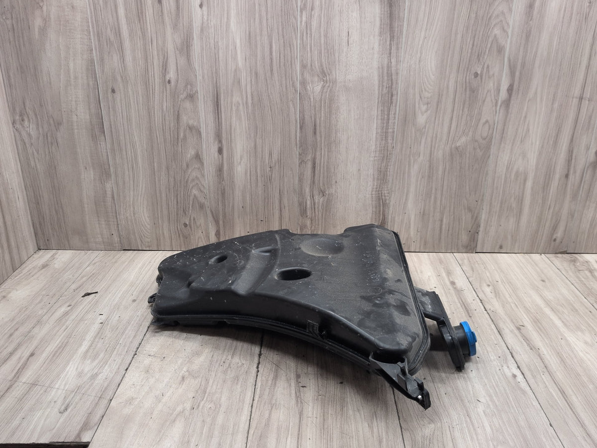 OEM BMW G12 G30 540 M550 750 M760 Windshield Wiper Washer Reservoir Tank Pump