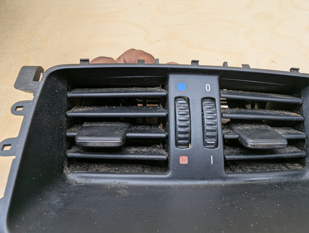 2007-2013 BMW 328i E93 Rear Center Console Air Vent Grille 7129556 OEM
