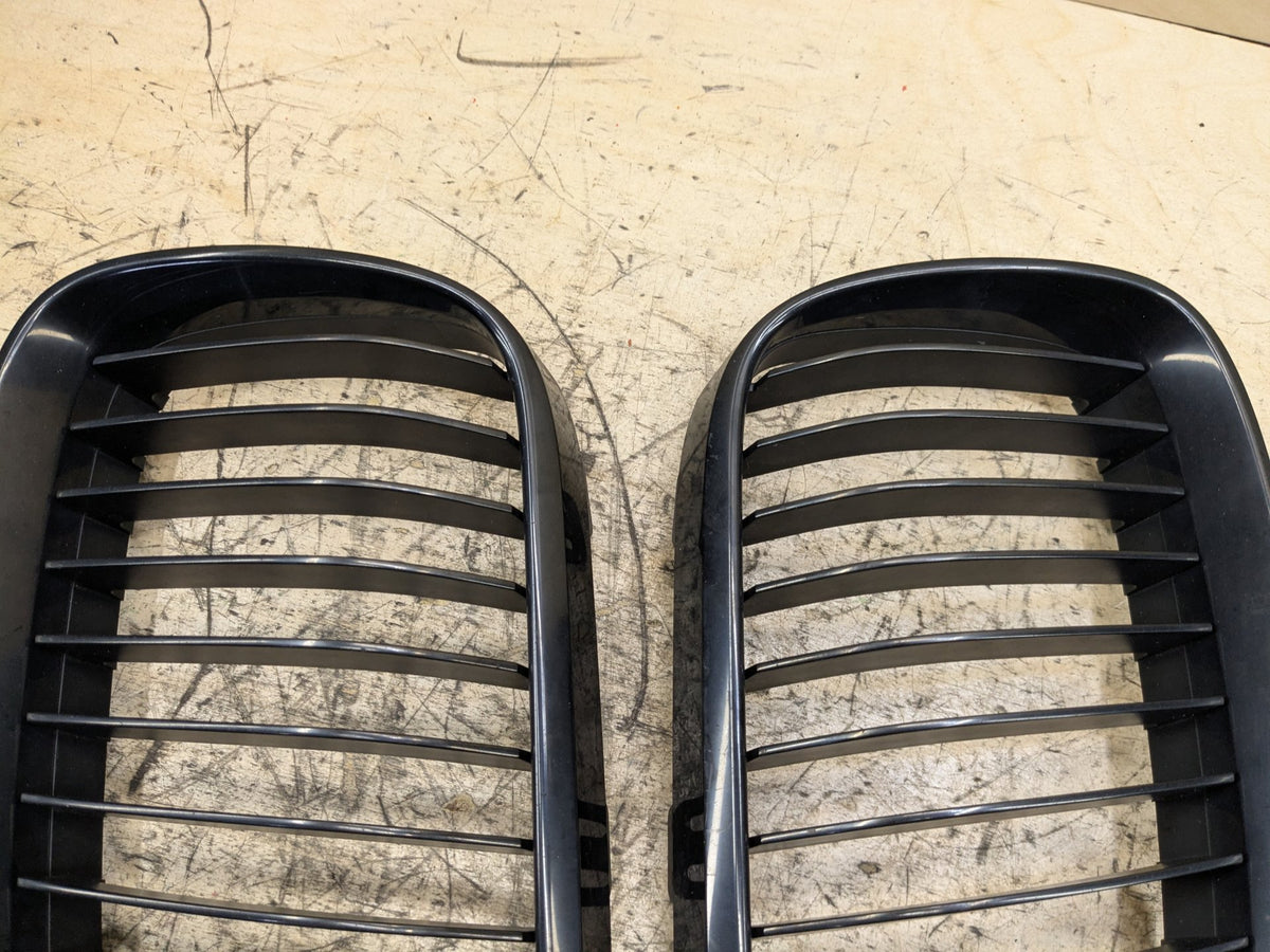2007-2013 BMW 328i E92 Upper Bumper Cover Kidney Grilles SET 7254969 OEM
