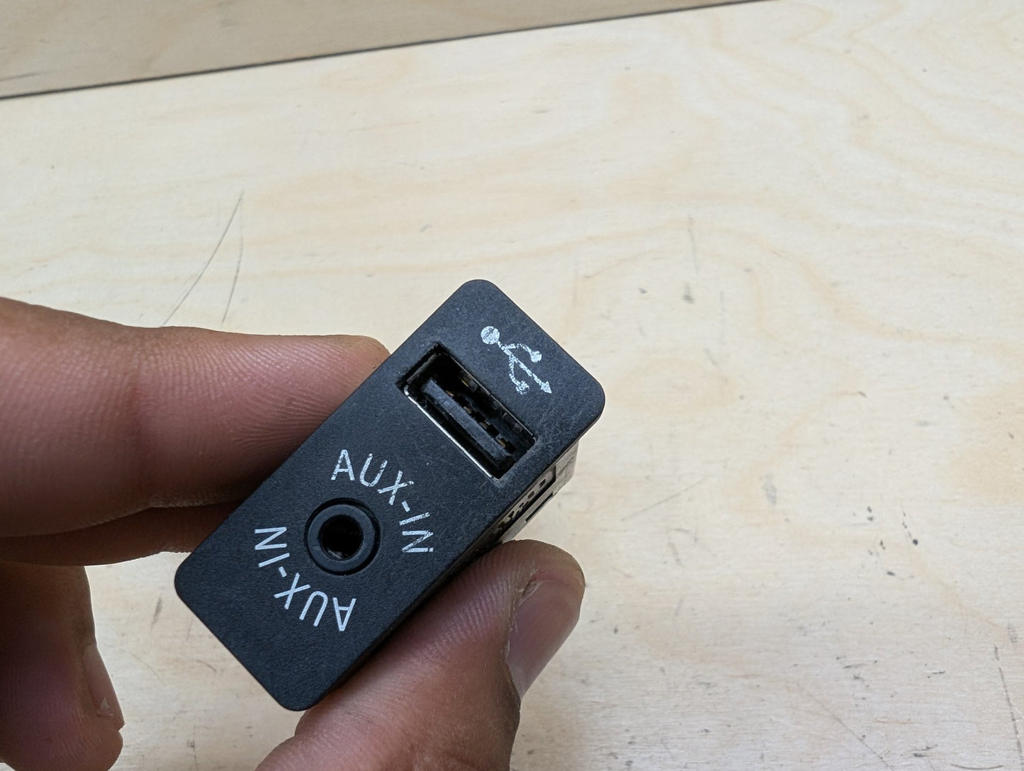 OEM BMW F15 F16 F25 F26 F85 X1 X3 X5 AUX Auxiliary Audio USB Input Charging Port