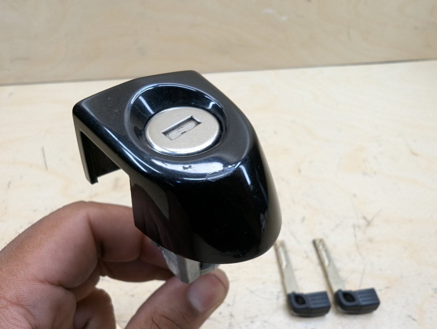 2006-2011 BMW 328i E90 Front Left Driver Key Lock Mechanism w/ Key 7162427