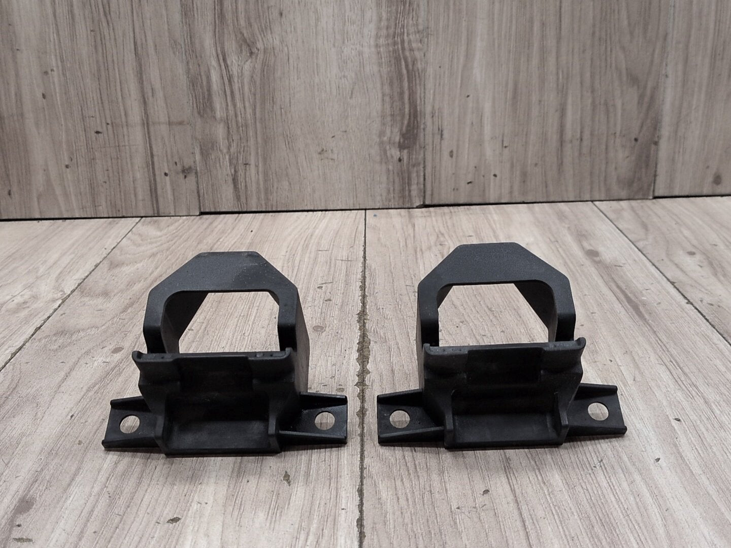 2011 BMW 328i E90 Radiator Lower Mounting Brackets SET 7591647