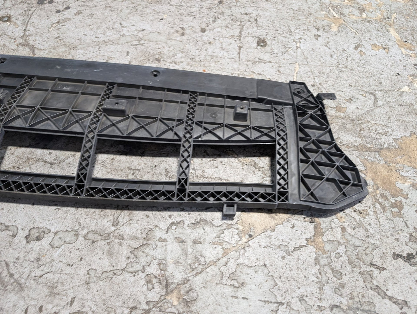 2009-2017 Audi Q5 8R Front Middle Center Bumper Cover Grille 8R0807233C