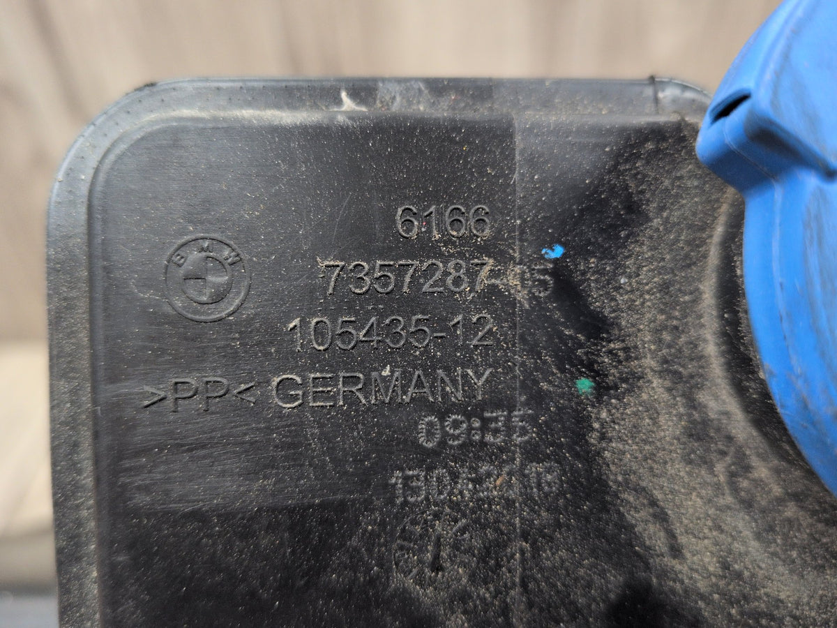 OEM BMW G12 G30 540 M550 750 M760 Windshield Wiper Washer Reservoir Tank Pump