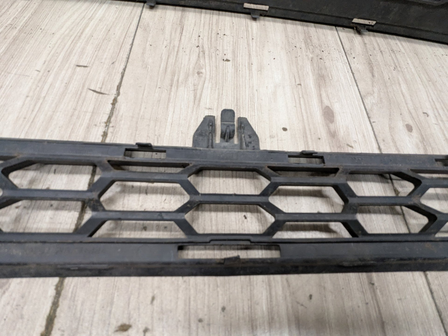 2011 - 2017 BMW X3 F25 Front Middle Center Bumper Cover Grille 8048097 N20B20O0