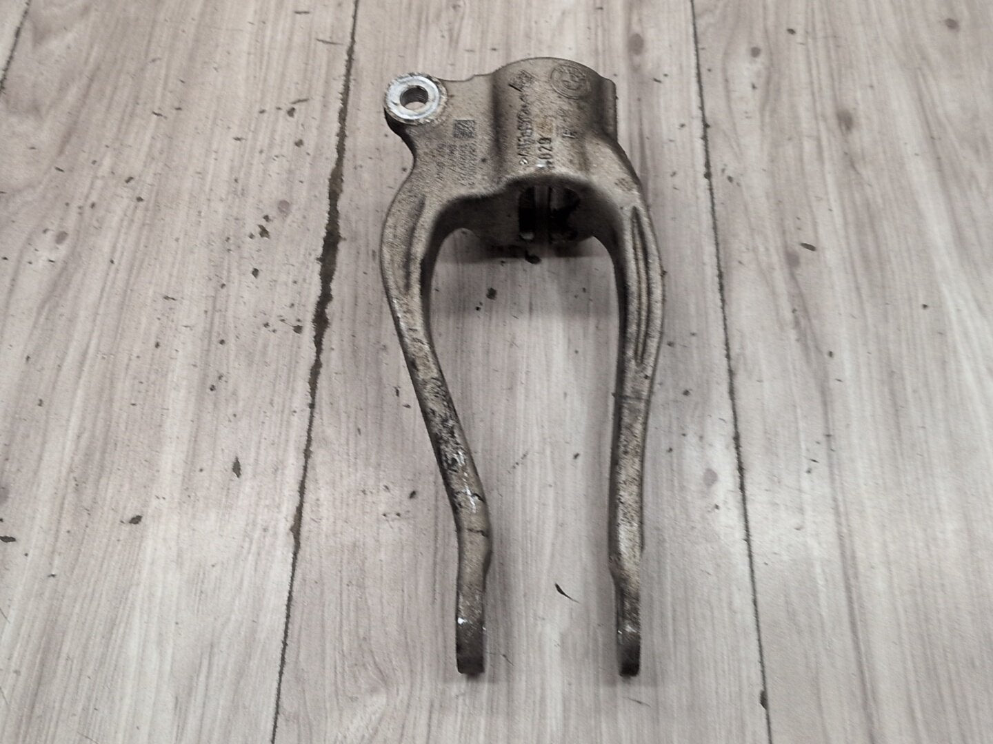2016-2022 BMW 750i G12 Front Right Passenger Spring Strut Shock Absorber Bracket 6861200 OEM
