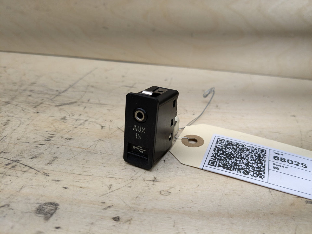 OEM BMW E60 E70 E82 E90 E92 F02 F10 F25 AUX Port USB Plug Input Jack Connector