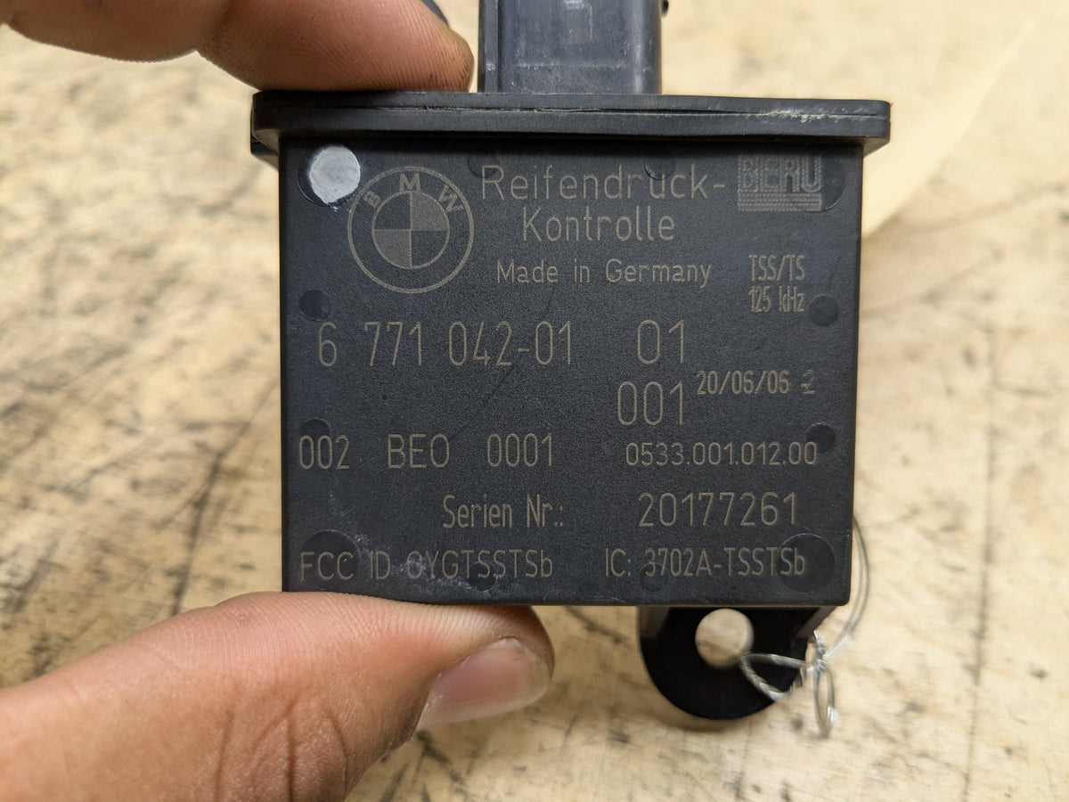 2007-2013 BMW 335i E92 TPMS Tire Pressure Monitoring Module 6771042 OEM