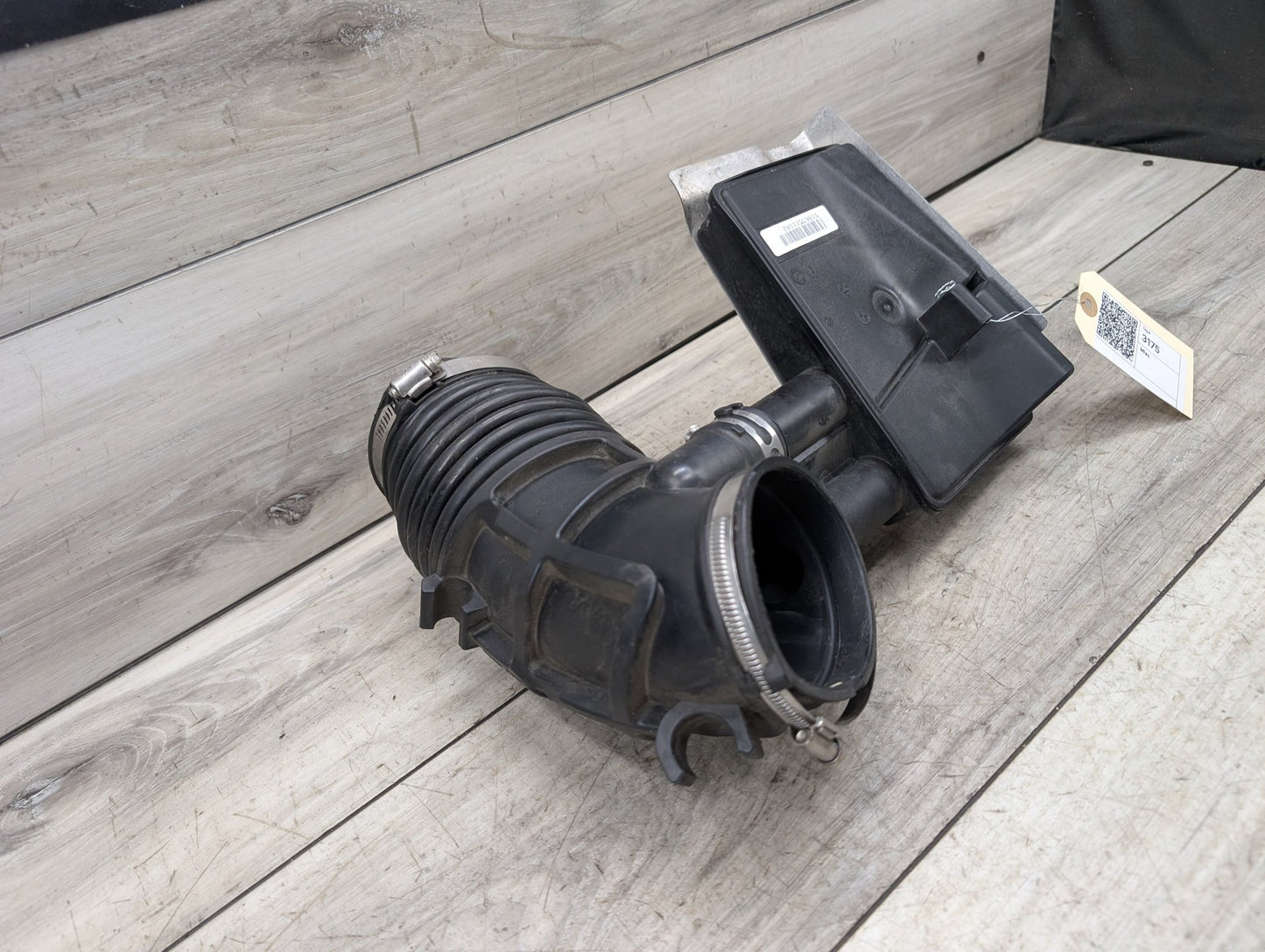 2018 - 2024 BMW X3 G01 Engine Air Filter Box Assembly 8635111 B58B30O1