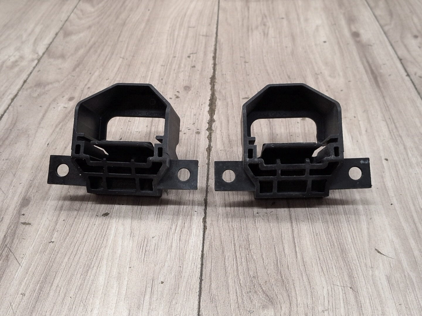 2011 BMW 328i E90 Radiator Lower Mounting Brackets SET 7591647