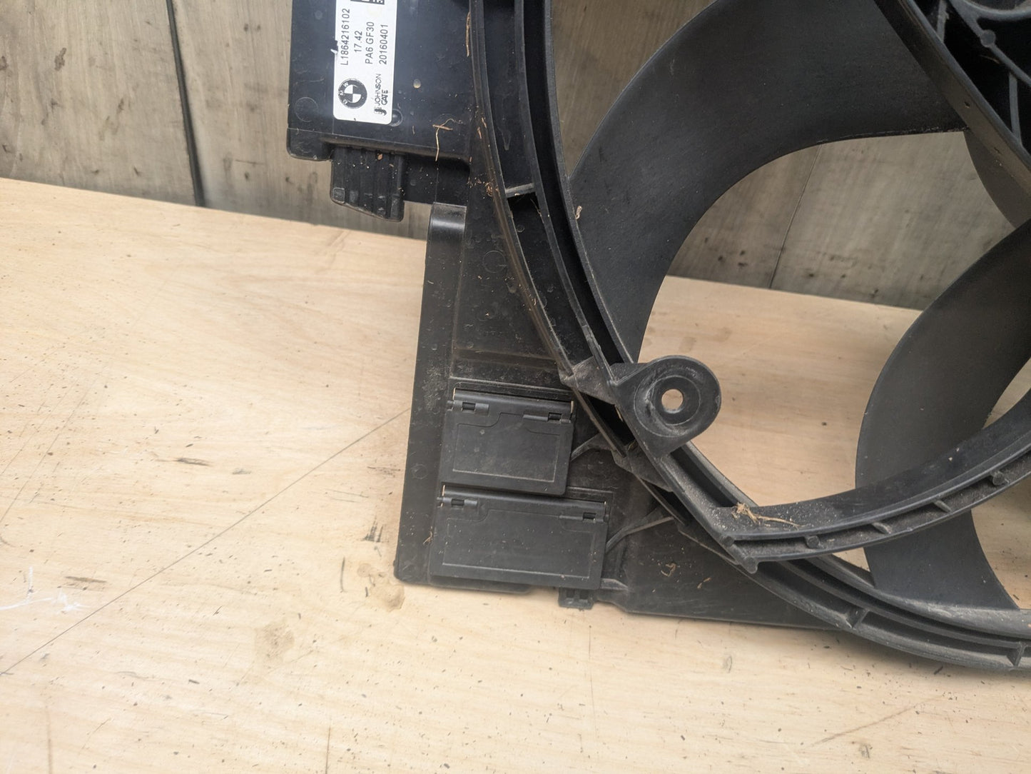 2011 - 2016 BMW 528i F10 Radiator Fan Shroud Housing w/ Motor 8642161 N20B20O0