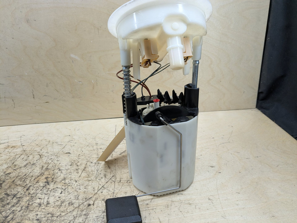 2008-2013 BMW 135i E88 EKP Fuel Pump Module 6765717 OEM