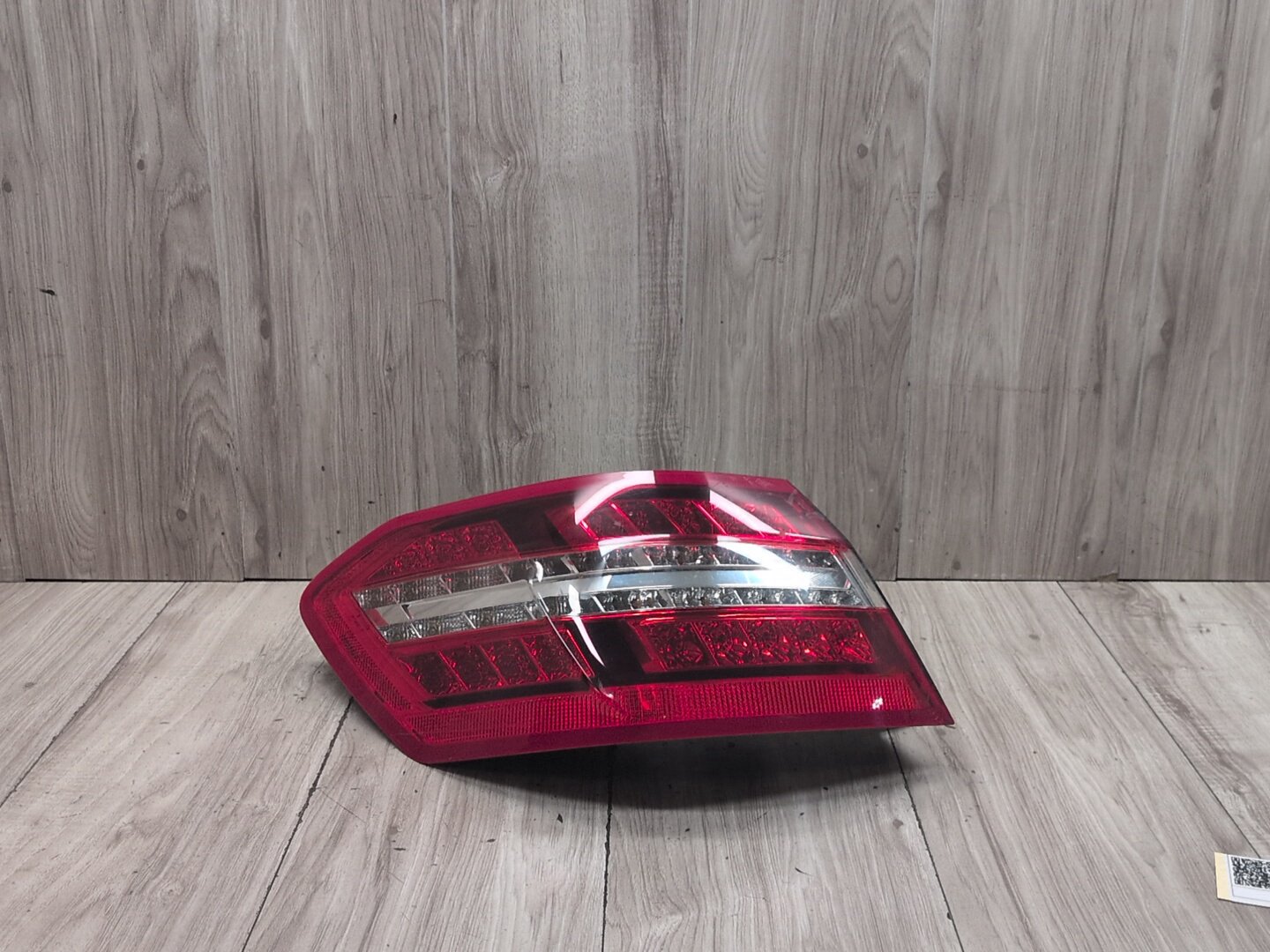 2009-2012 Mercedes-Benz E550 W212 Rear Left Driver Outer Tail Light A2129060758