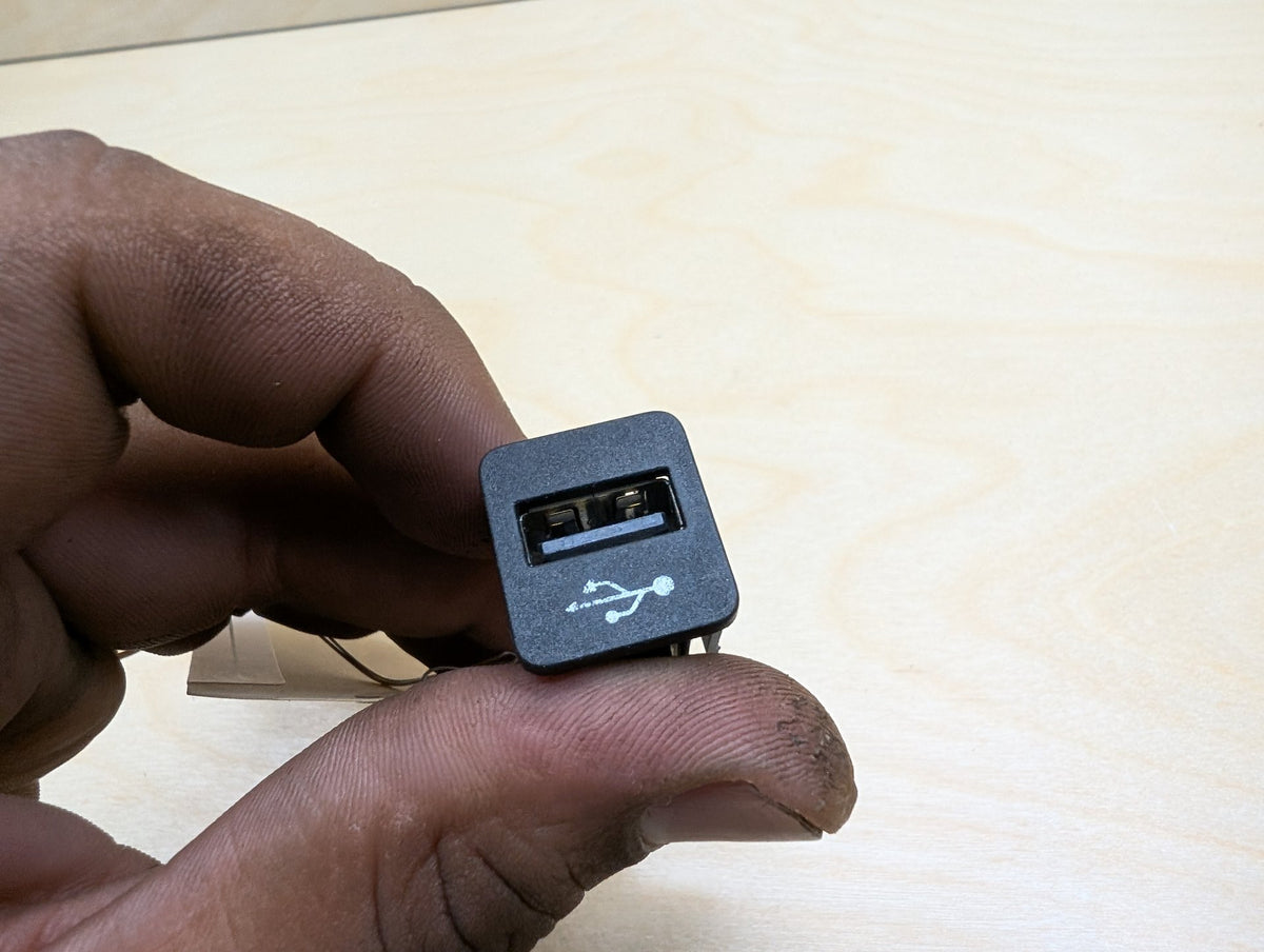 2018-2024 BMW X3 G01 AUX/ USB Charger Port Socket 9229294 OEM
