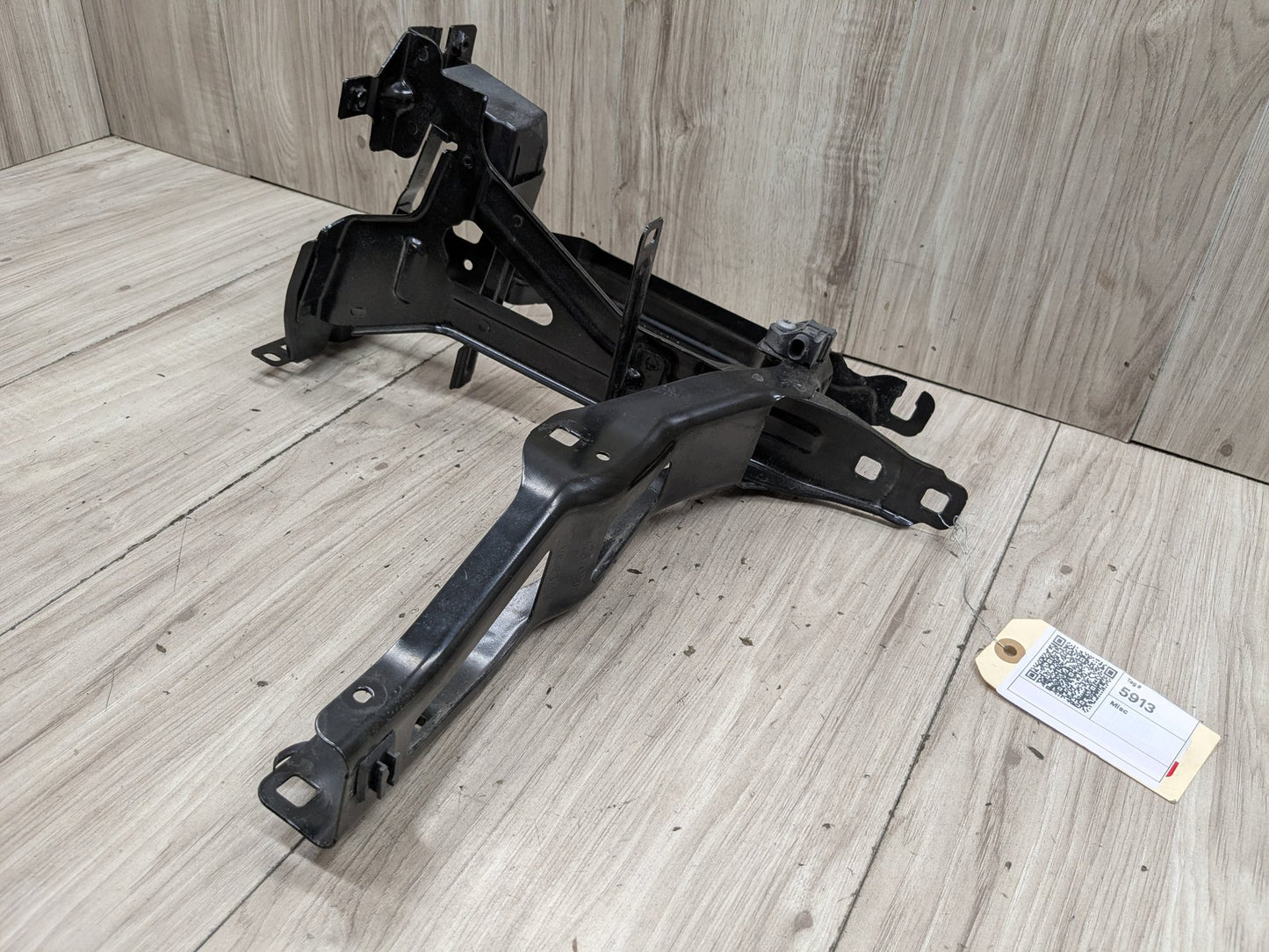 2019 BMW X3 G01 Right Passenger Headlight Bracket 7400114