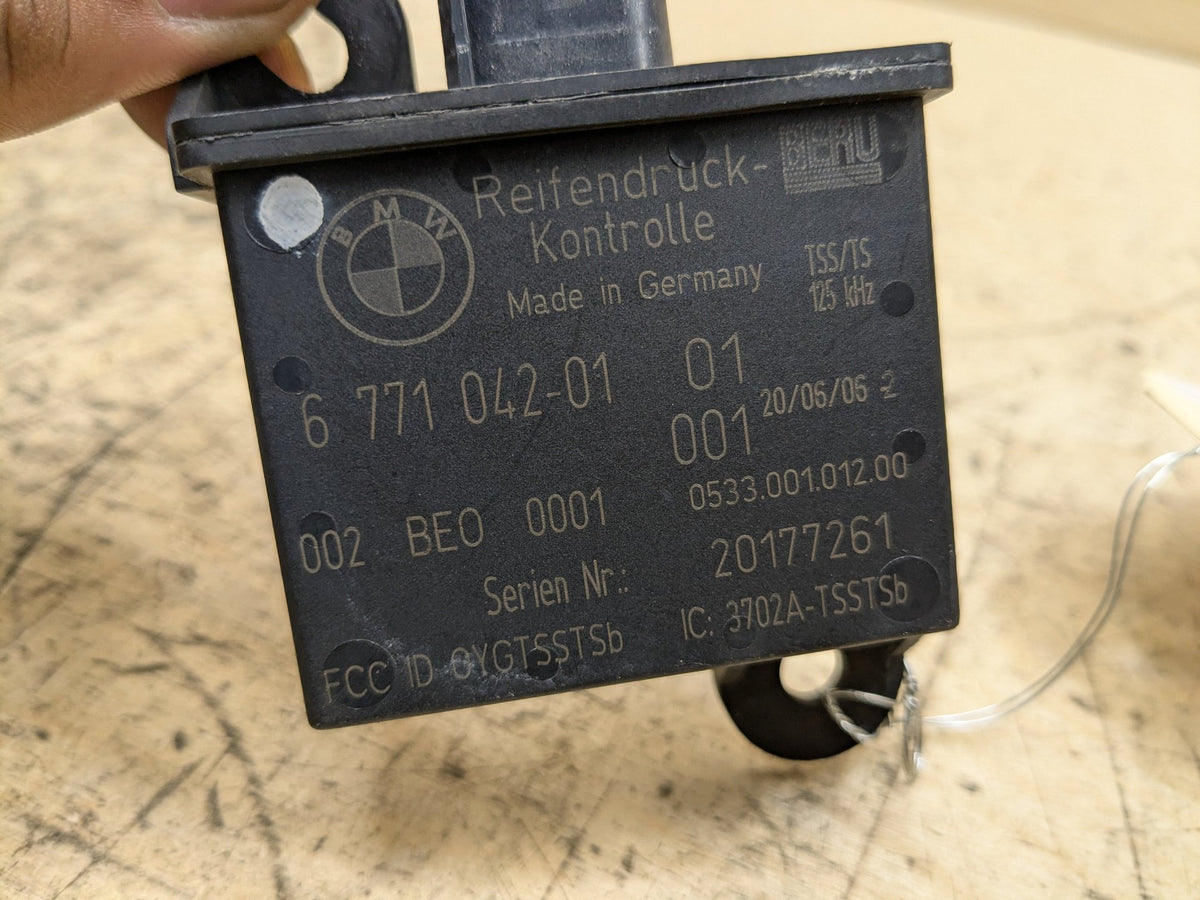 2007-2013 BMW 335i E92 TPMS Tire Pressure Monitoring Module 6771042 OEM