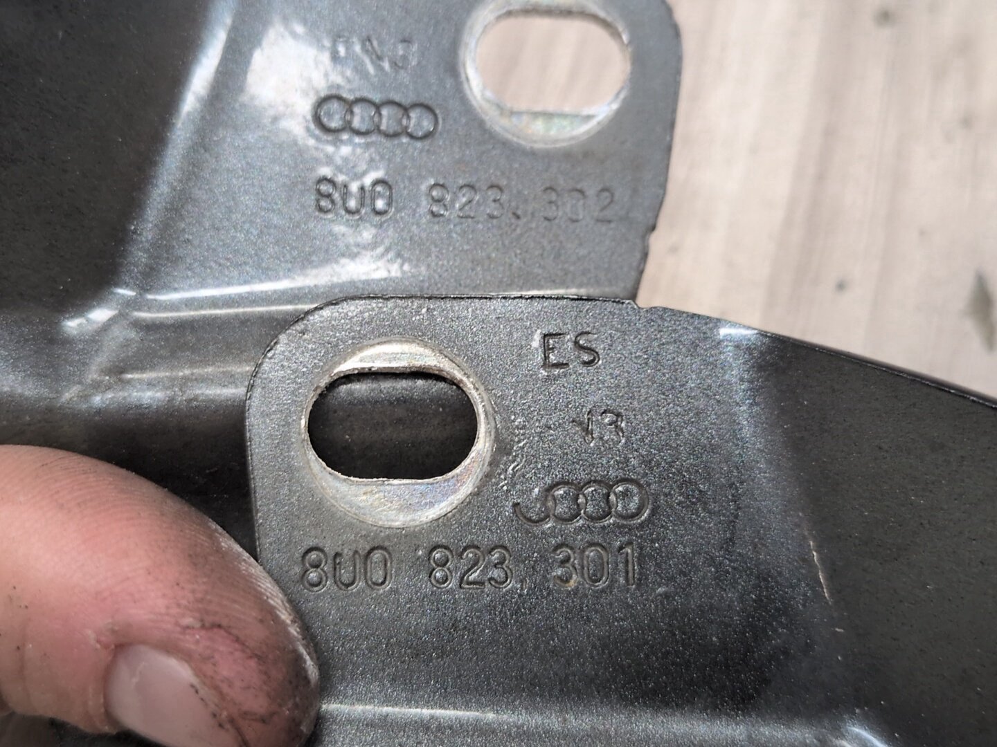 2015-2018 Audi Q3 8U Hood Bonnet Hinges SET 8U0823302