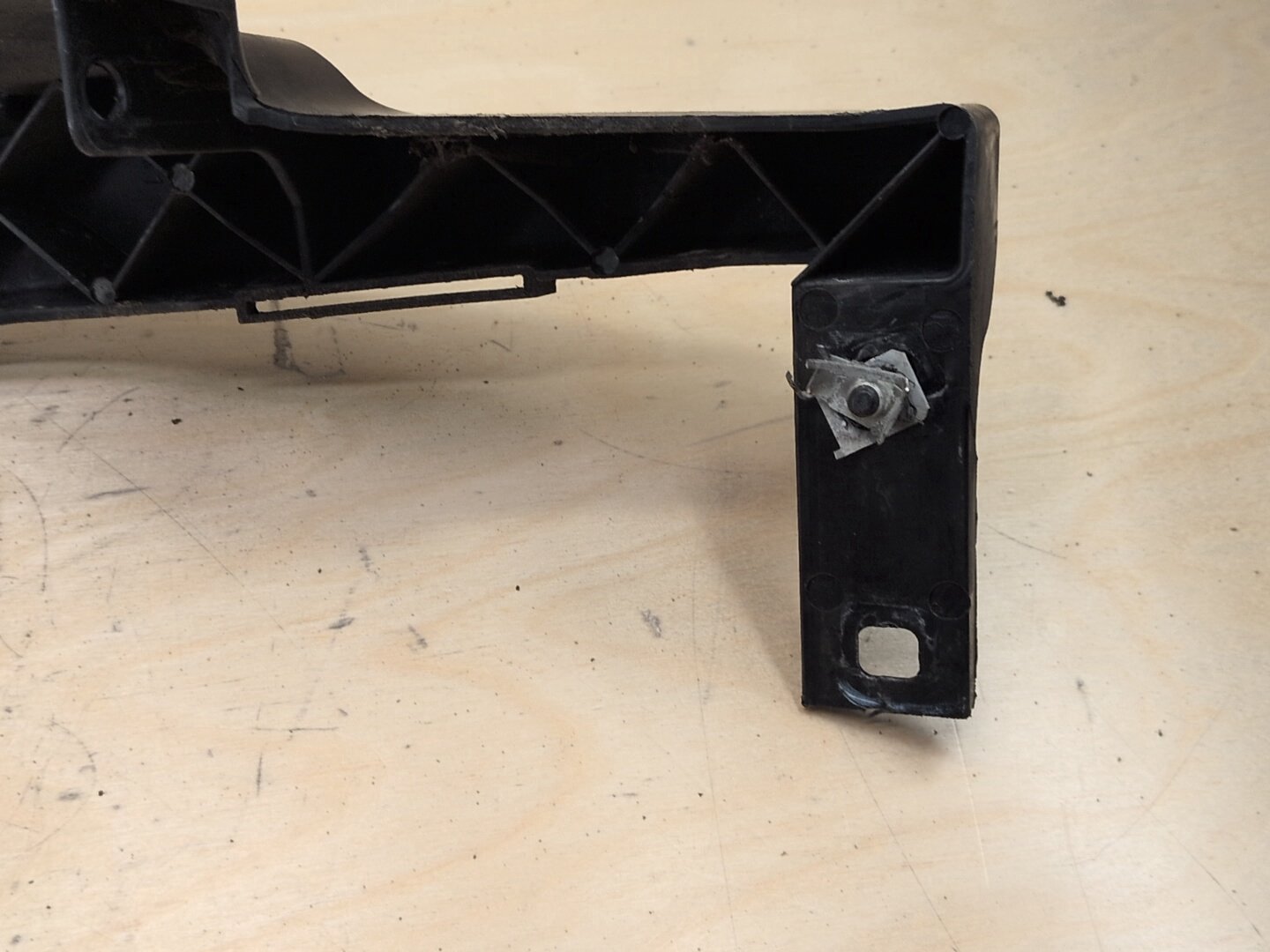 09-11 BMW E90 335 LCI Front Right Passenger Headlight Arm Bracket Mount Plastic