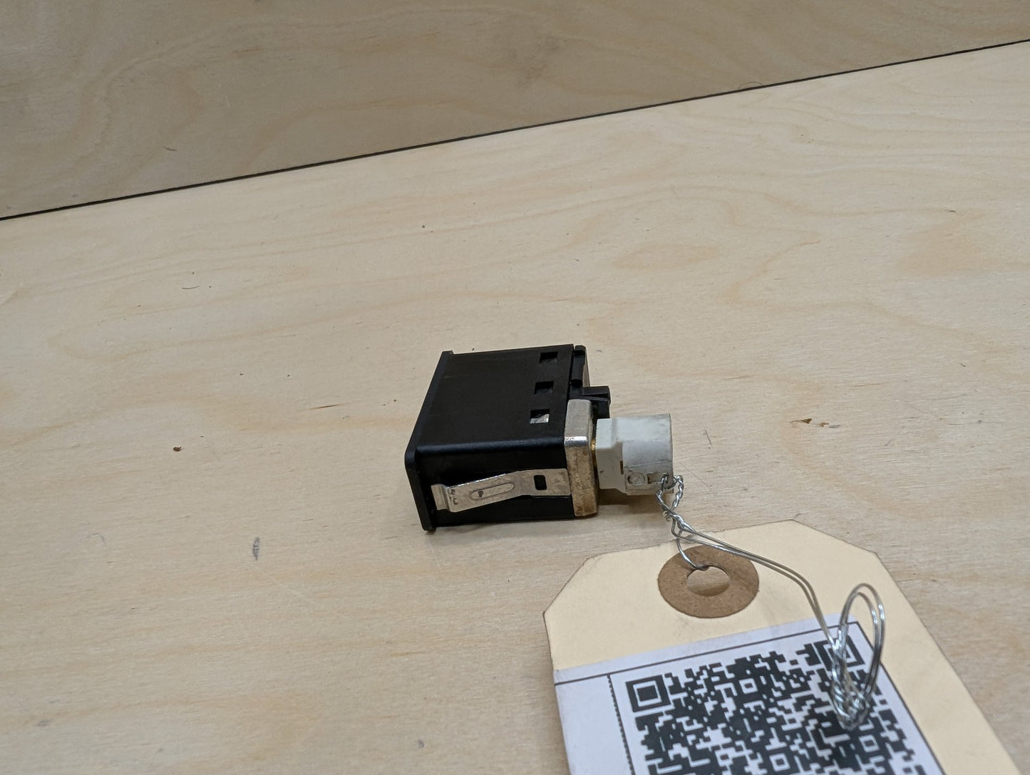 OEM BMW E60 E70 E82 E90 E92 F02 F10 F25 AUX Port USB Plug Input Jack Connector