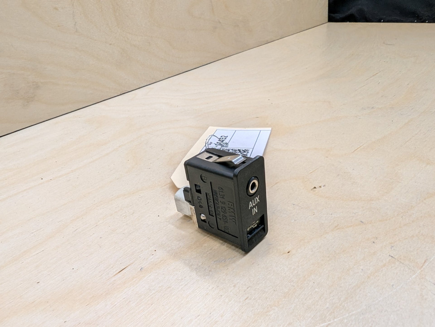 OEM BMW E60 E70 E82 E90 E92 F02 F10 F25 AUX Port USB Plug Input Jack Connector