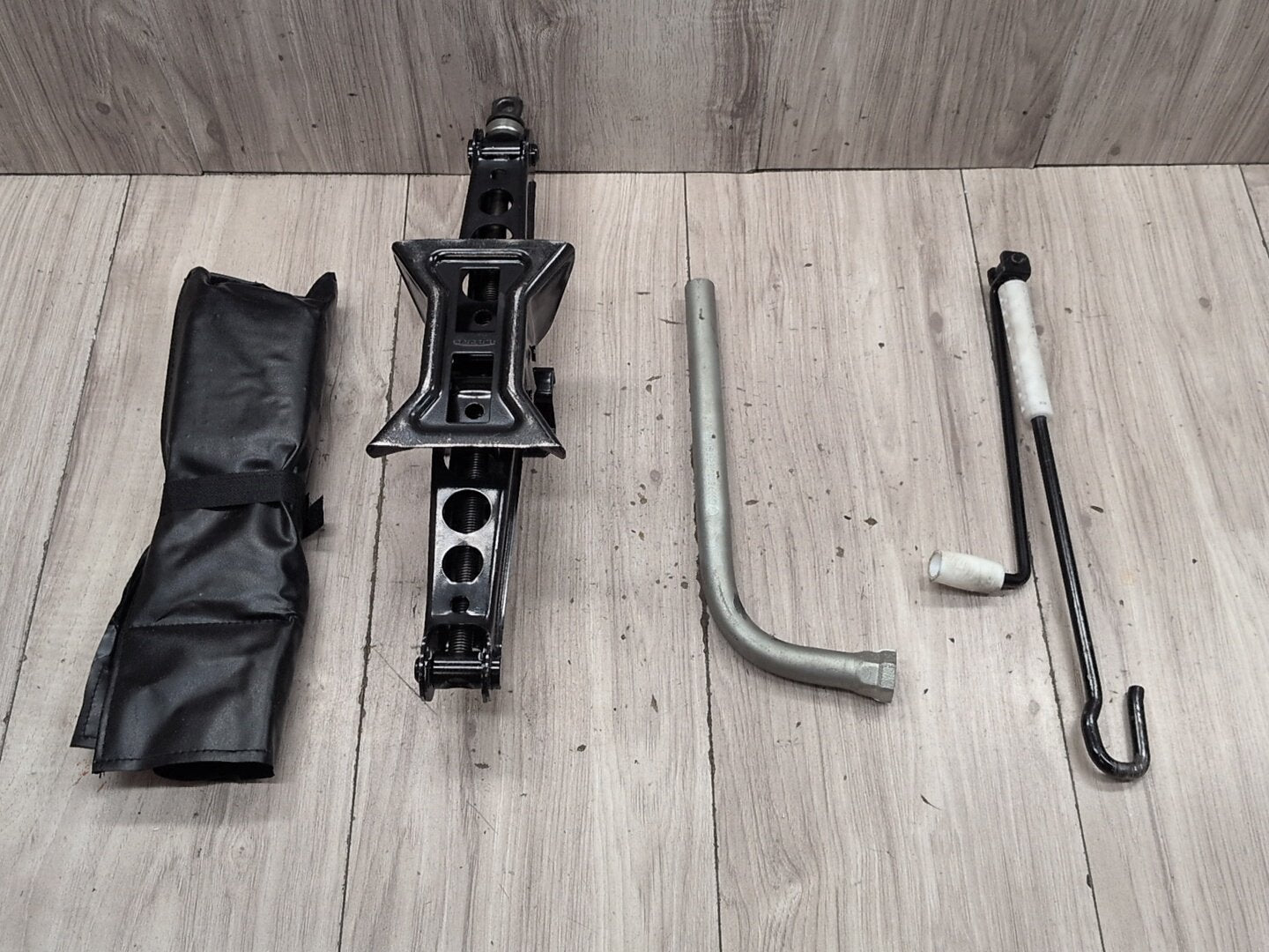 2015-2018 Audi Q3 8U Emergency Spare Wheel Rim Tire Tool Kit SET 5N0110031B