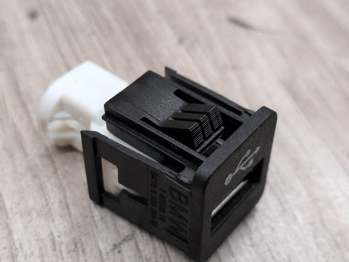 2016-2019 BMW 740Li G12 AUX/ USB Charger Port Socket 9229294 OEM
