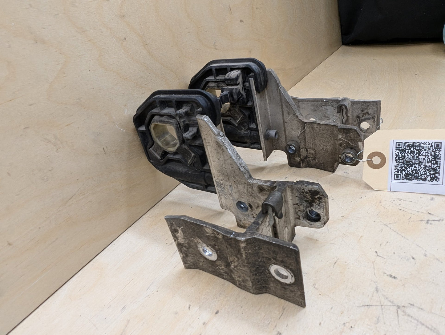 2012-2018 BMW 320i F30 Radiator Lower Mounting Brackets SET 7245796