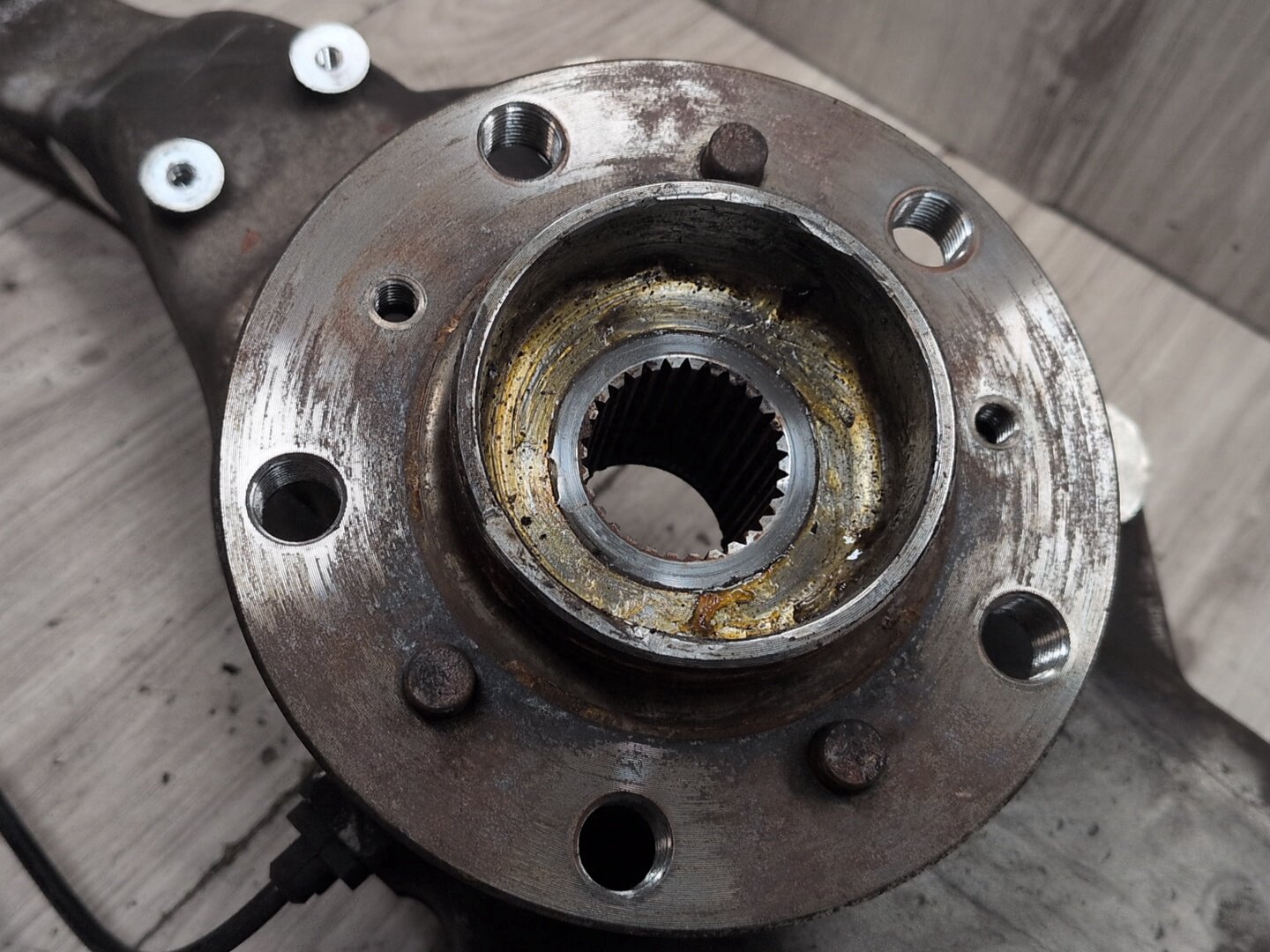 2014 - 2018 BMW X5 F85 Front Left Driver Spindle Knuckle w/ Bearing 6869869 S63B44T2