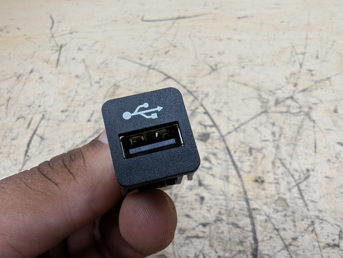 2016-2019 BMW 740i G12 AUX/ USB Charger Port Socket 9229294 OEM