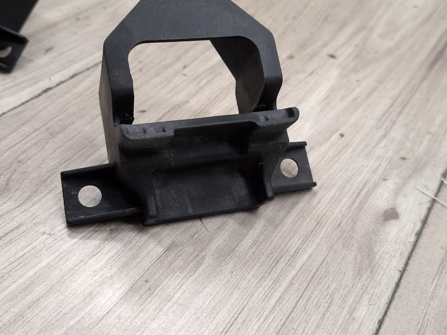 2011 BMW 328i E90 Radiator Lower Mounting Brackets SET 7591647