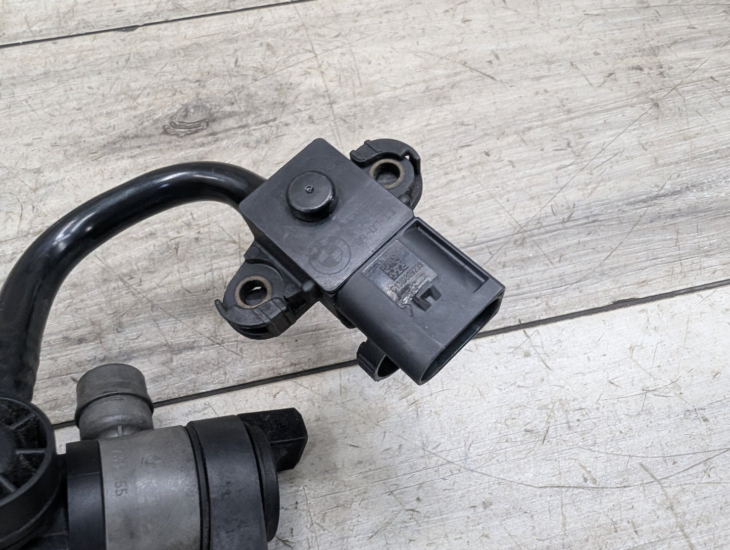 2014 BMW 535i F10 Fuel Tank Ventilation Breather Valve 8617097