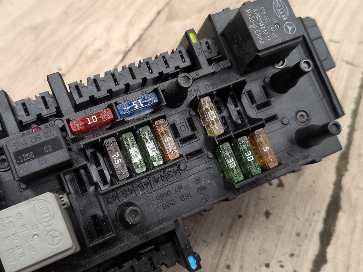 2009-2012 Mercedes-Benz E550 W212 Front Fuse Relay Box Assembly
