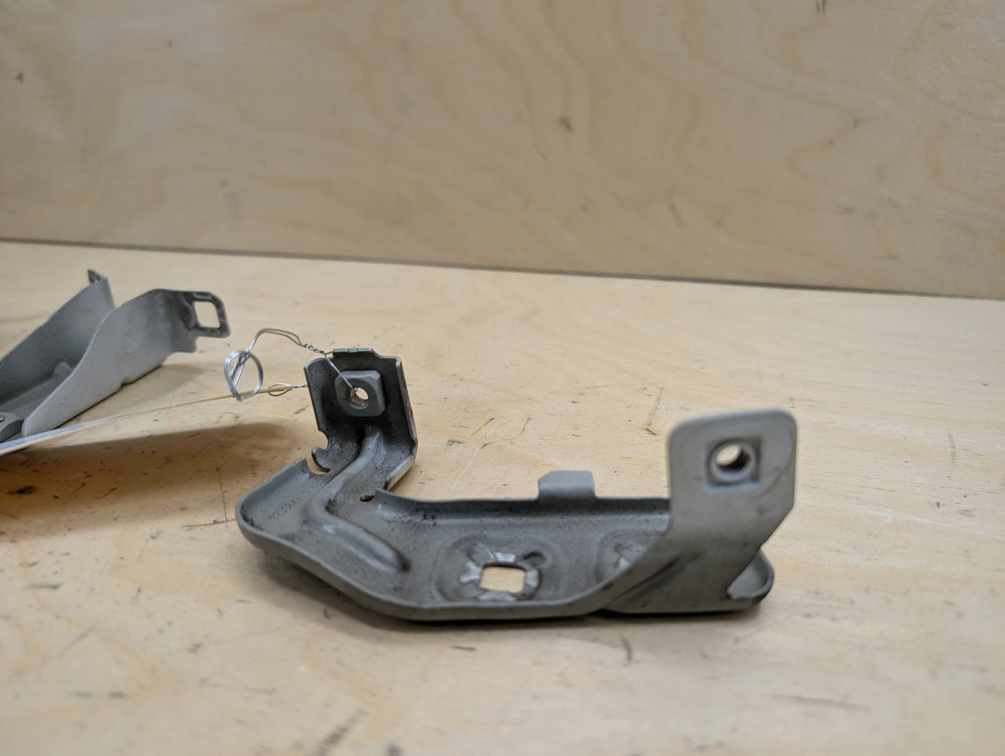 15-20 OEM BMW F80 F82 F83 M3 M4 Left Driver Fender Bracket Mount Carrier SET