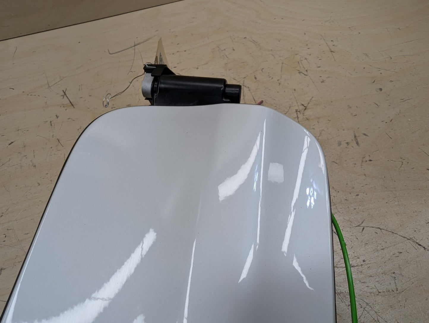 2016-2022 BMW 750i G12 Gas Cover Assembly 7358677
