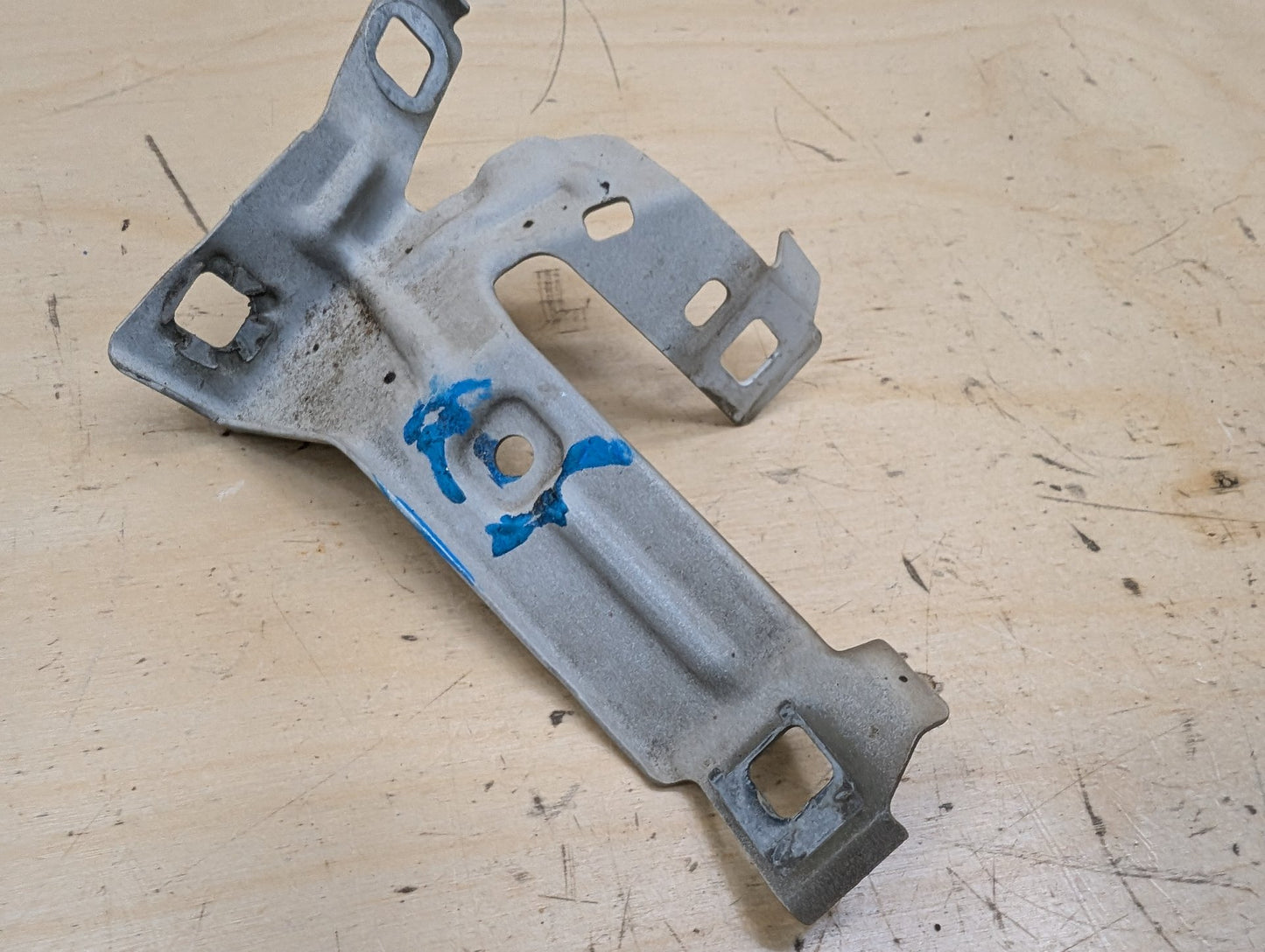 15-20 OEM BMW F80 F82 F83 M3 M4 Left Driver Fender Bracket Mount Carrier SET