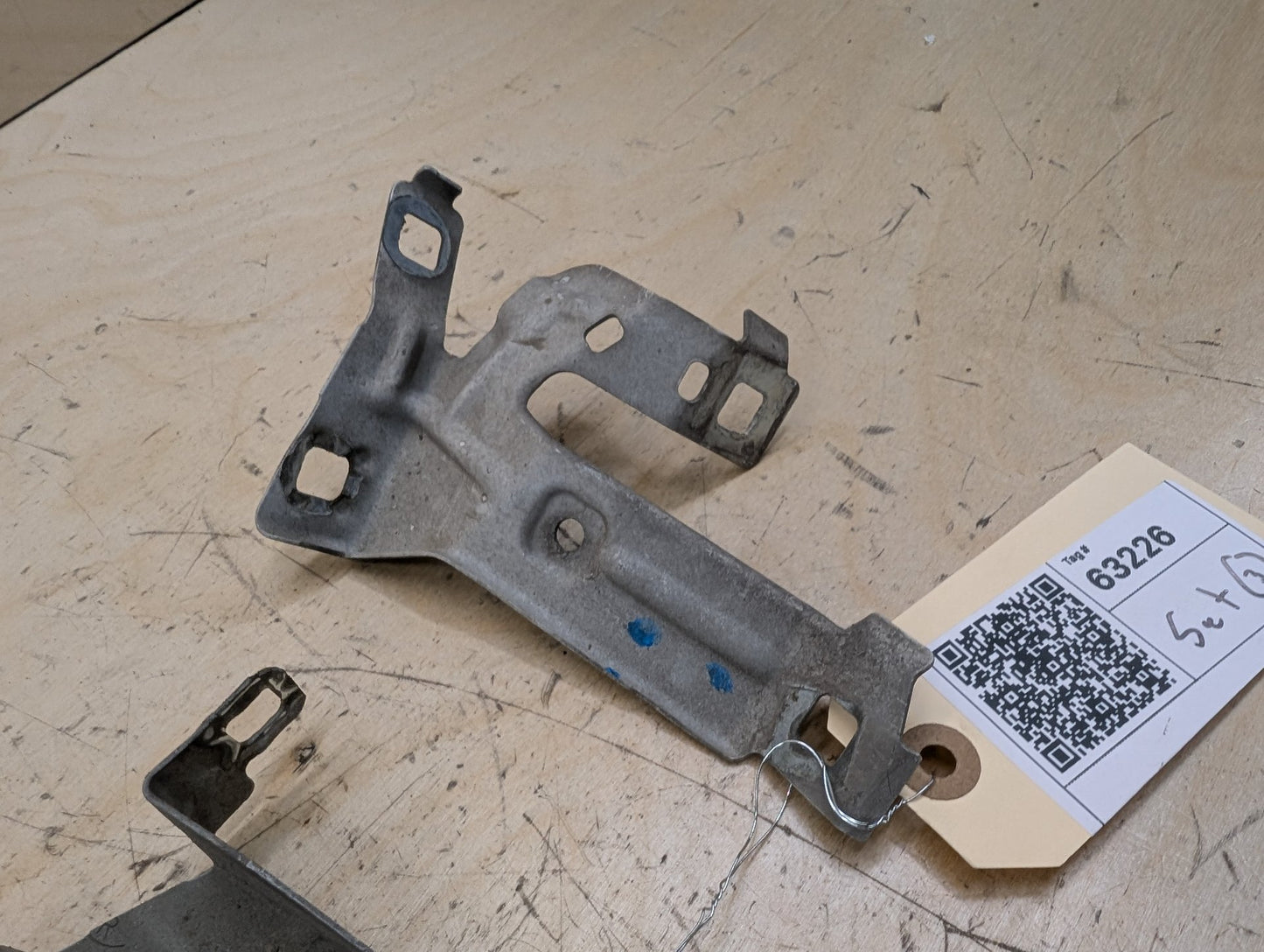 15-20 OEM BMW F80 F82 F83 M3 M4 Left Driver Fender Bracket Mount Carrier SET