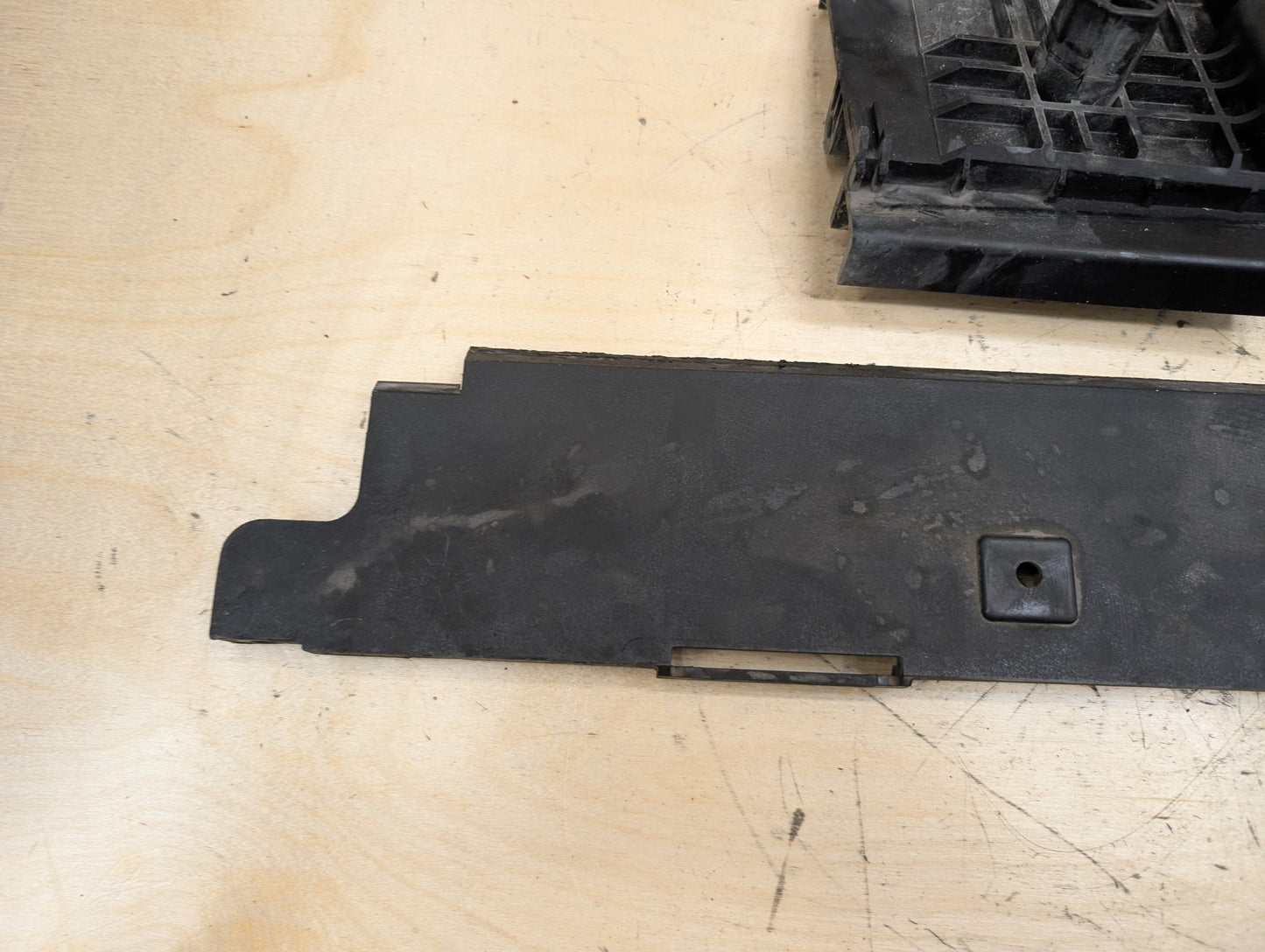 2012-2018 BMW 320i F30 Cooling Radiator Brackets SET 7600537