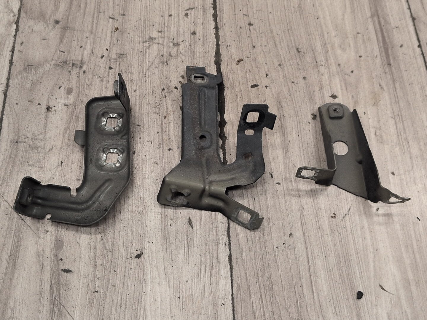 15-20 OEM BMW F80 F82 F83 M3 M4 Left Driver Fender Bracket Mount Carrier SET