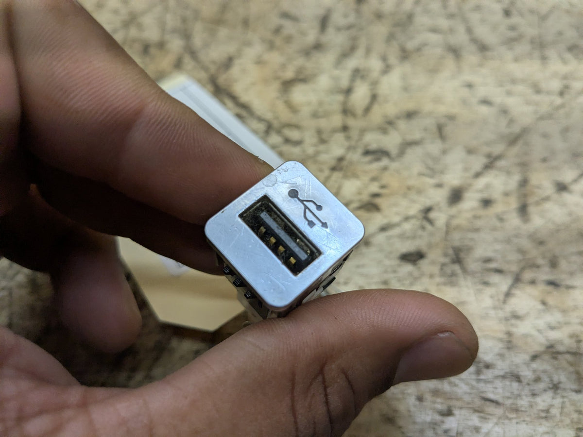 2016-2019 BMW 750i G12 AUX/ USB Charger Port Socket 9368857 OEM