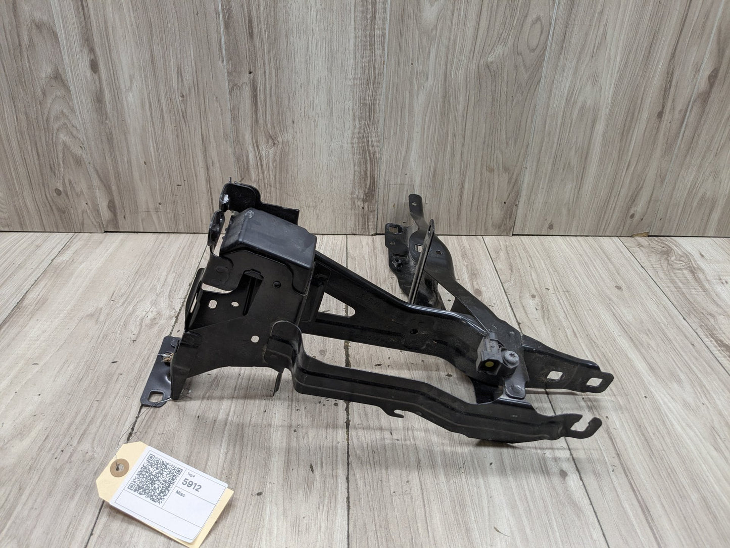 2019 BMW X3 G01 Left Driver Headlight Bracket 7400113