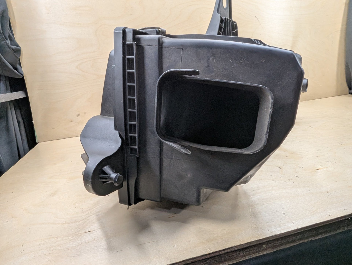 2012-2018 BMW F30 328i N47D20O1 Engine Air Filter Box Assembly 8507313