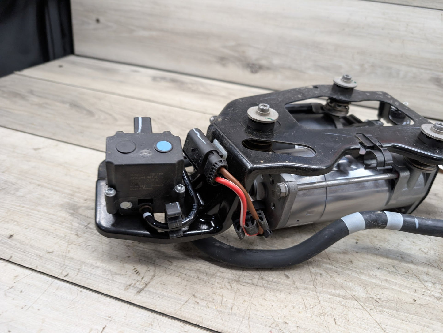 2014 - 2018 BMW X5 F15 Air Suspension Compressor Pump 6875177 N63B44O1