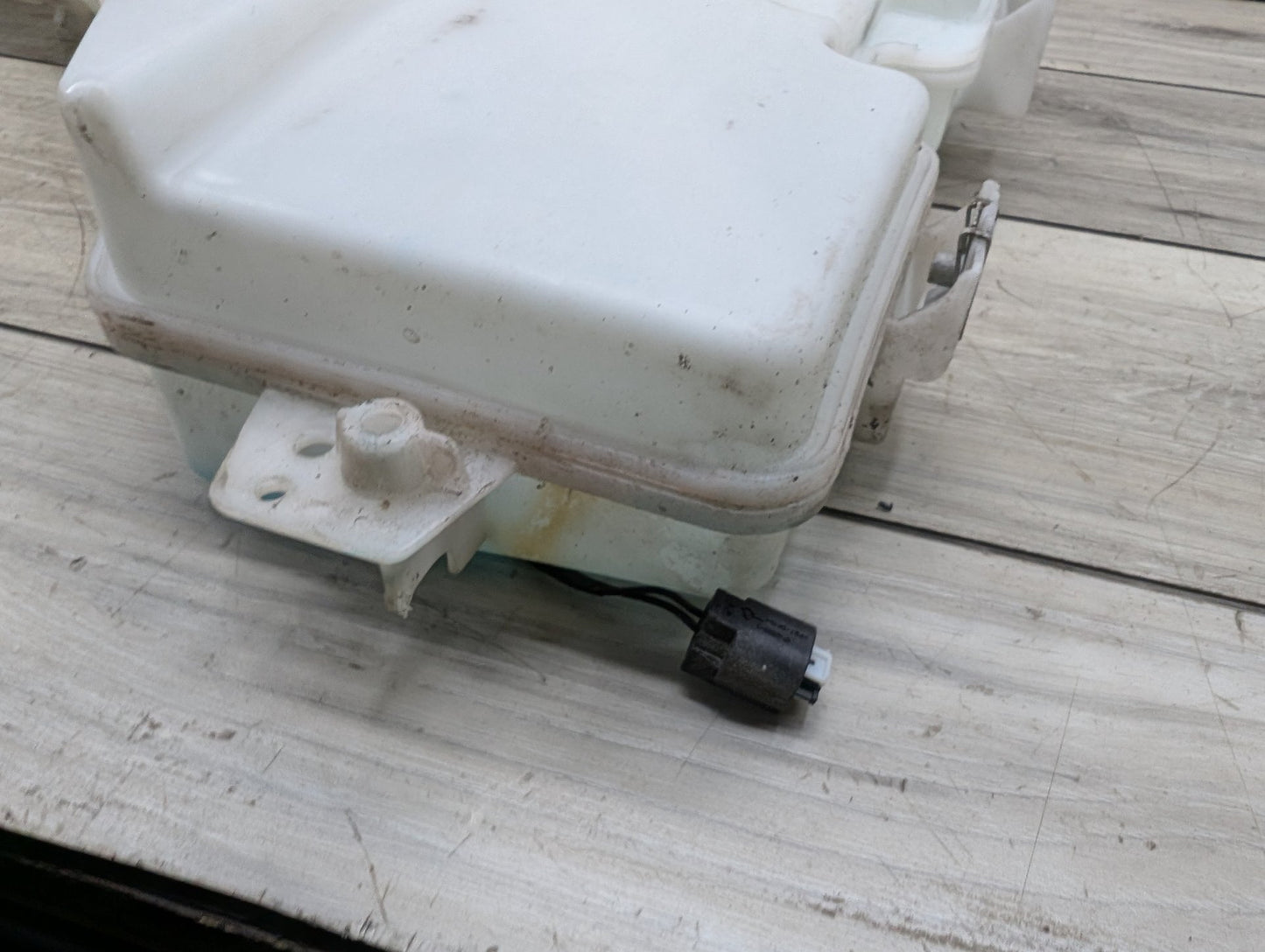 2007 - 2013 BMW X5 E70 Windshield Reservoir Tank Assembly 7161476 N62B48B