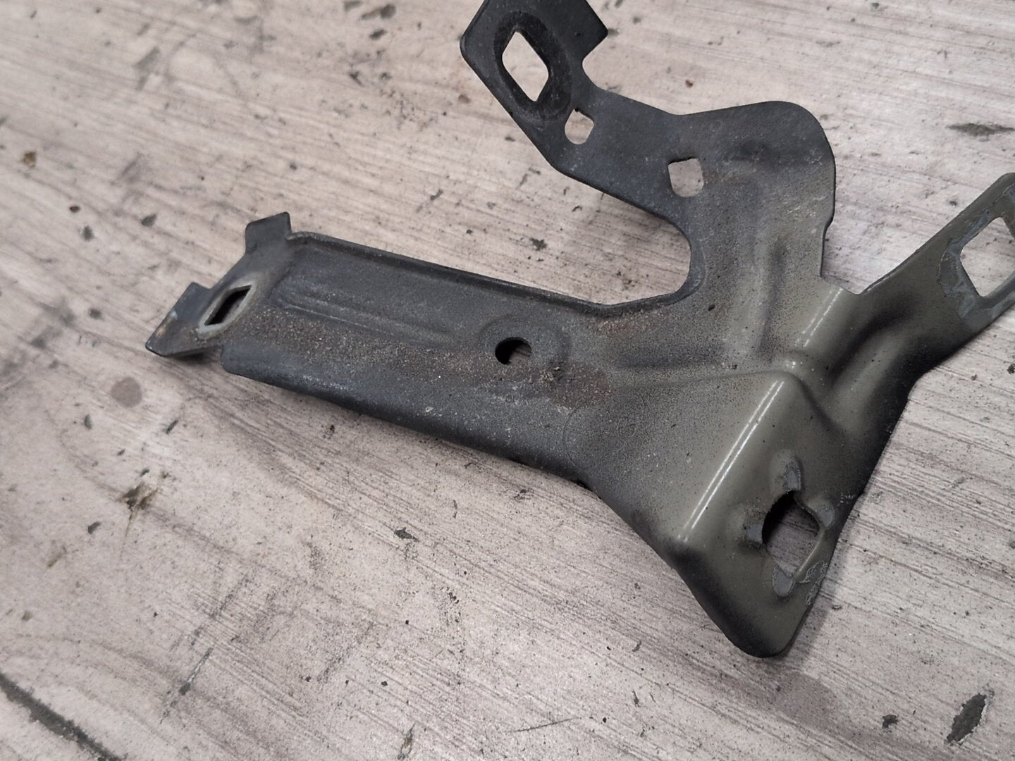 15-20 OEM BMW F80 F82 F83 M3 M4 Left Driver Fender Bracket Mount Carrier SET