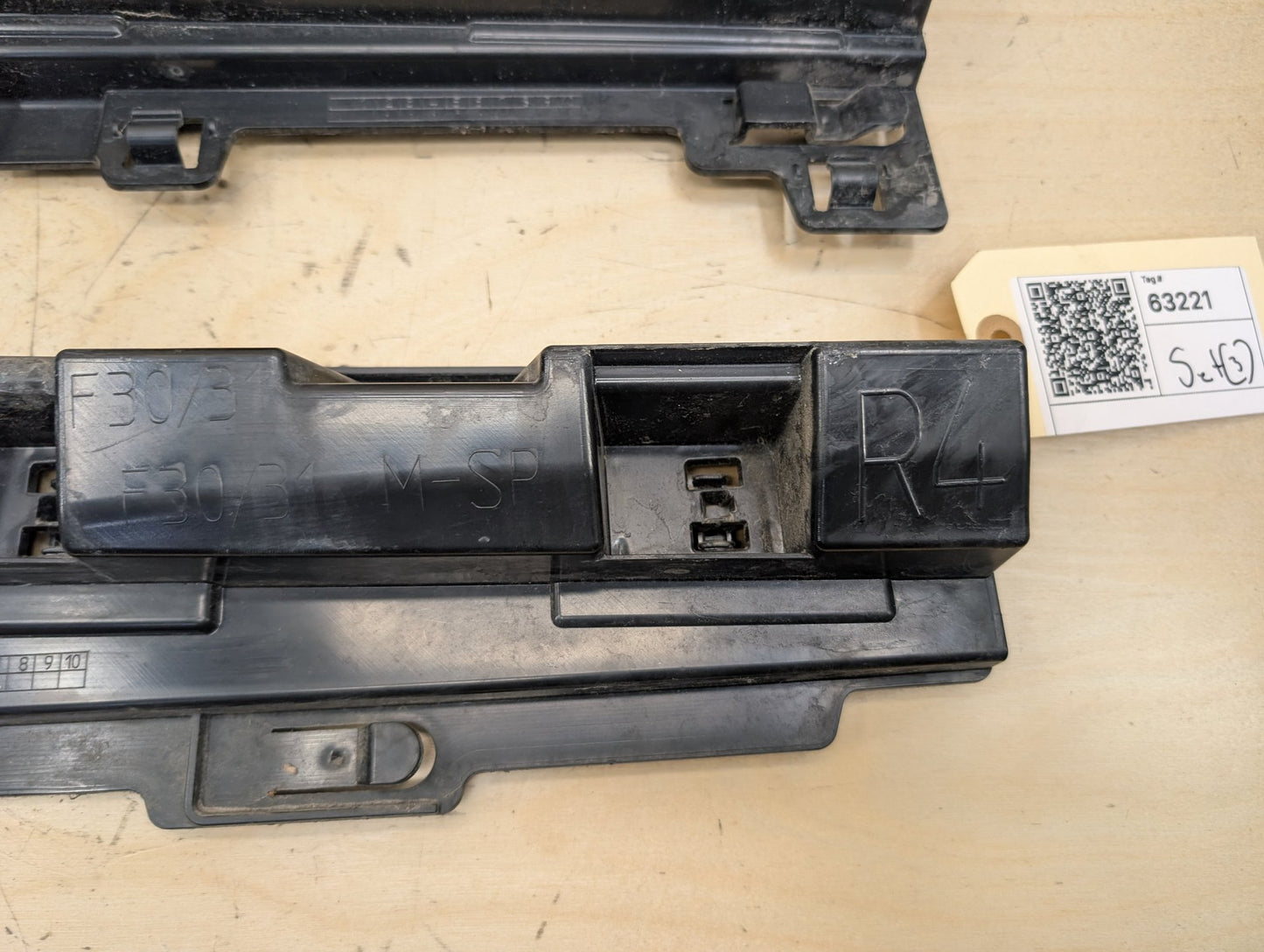 2012-2018 BMW 328i F30 Right Passenger Side Skirt Rocker Panel Brackets SET 7256920
