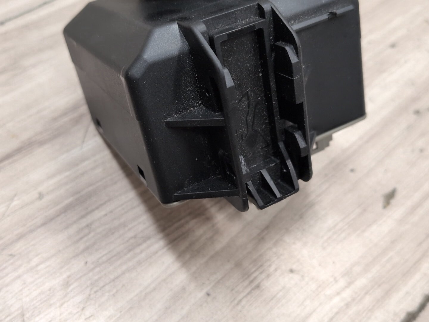 2009-2012 Mercedes-Benz E550 W212 Start Stop Button w/ Key A2129055800 OEM