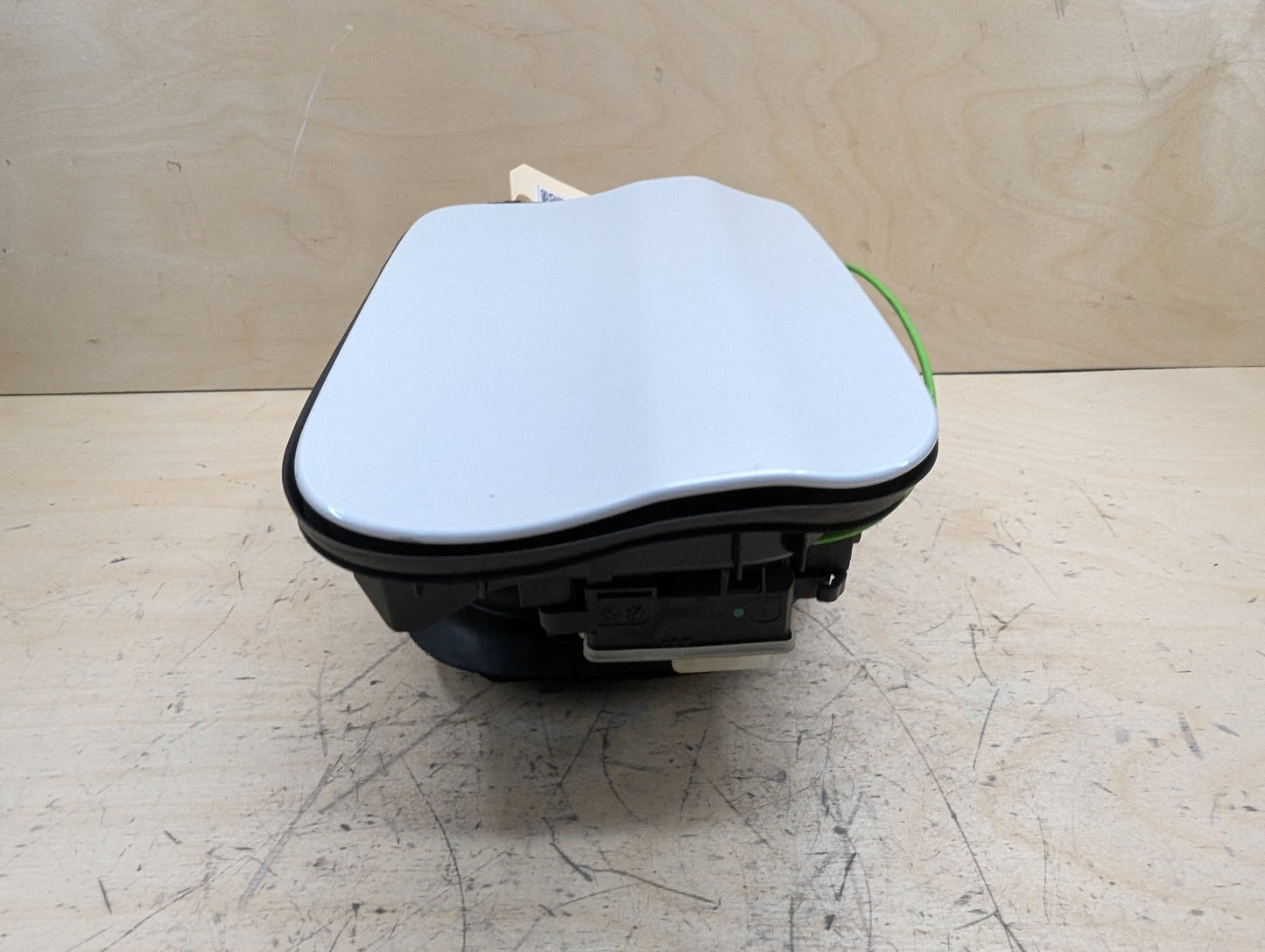 2016-2022 BMW 750i G12 Gas Cover Assembly 7358677