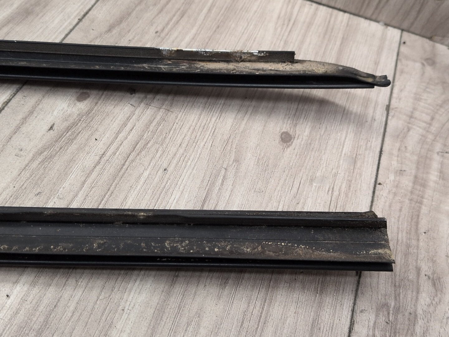 2008-2010 BMW 535i E60 Front Left Right Side Windshield Drip Trim Molding SET 7045448