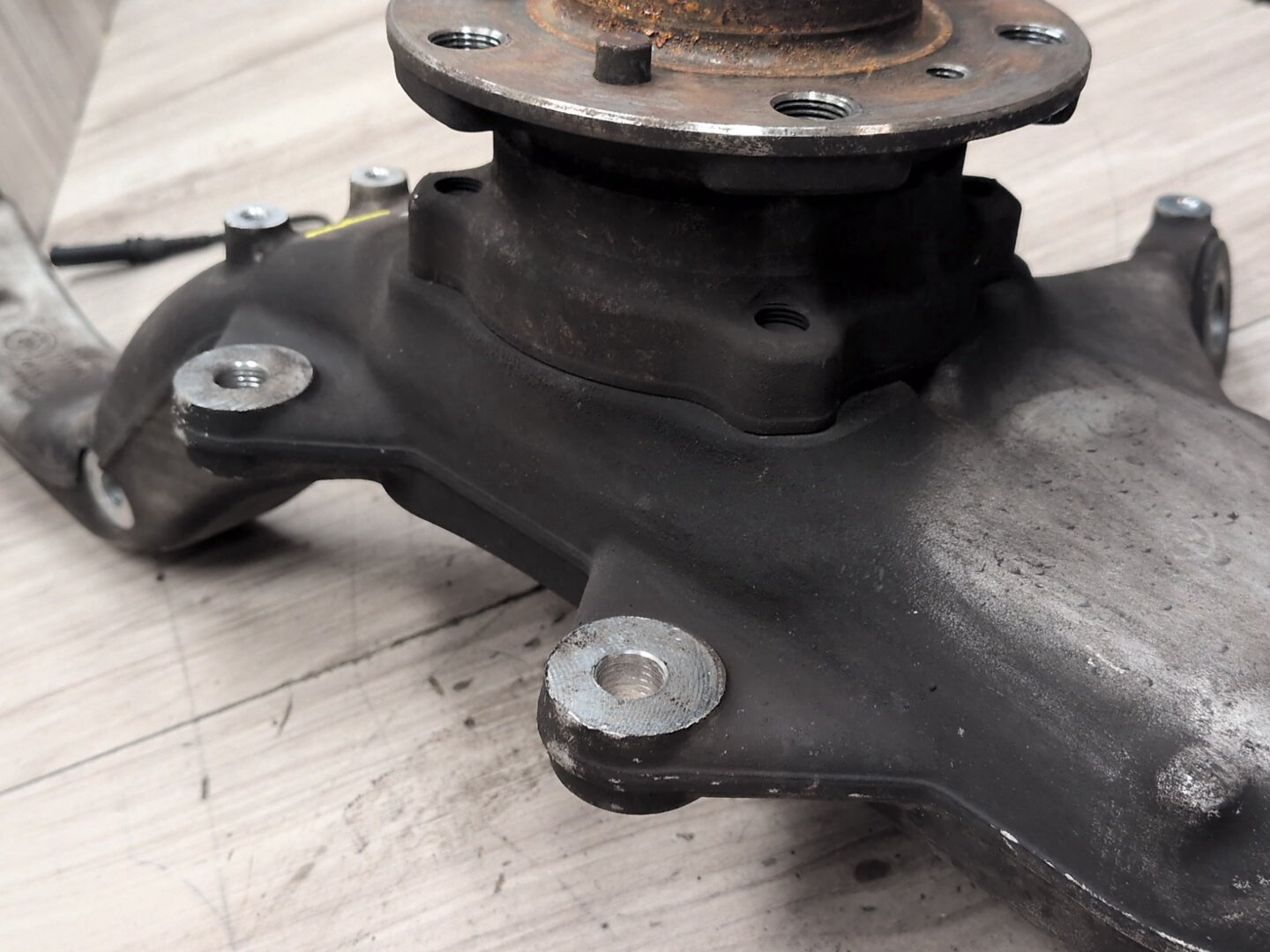 2014 - 2018 BMW X5 F85 Front Right Passenger Spindle Knuckle w/ Bearing 6869870 S63B44T2